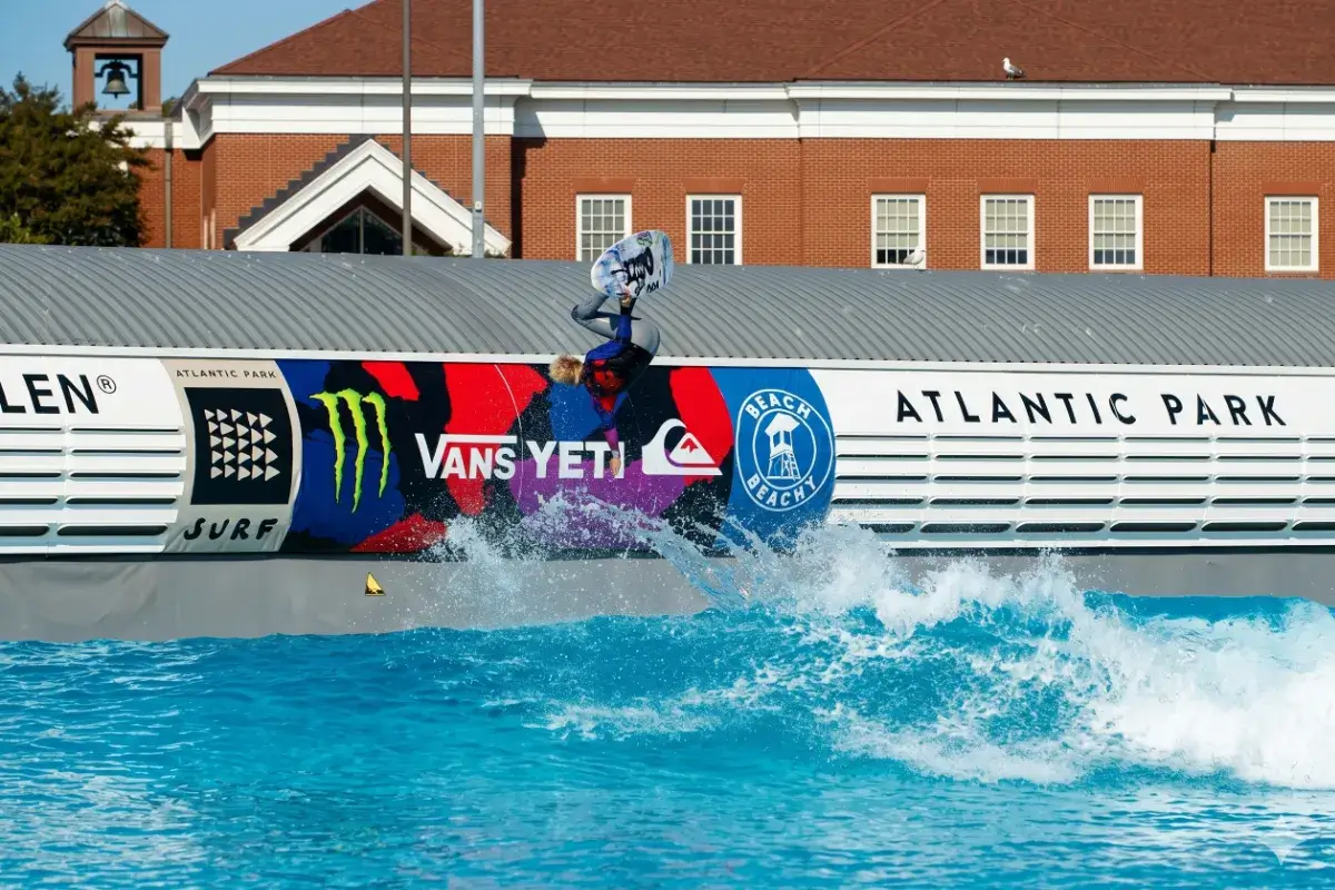 Stab High 2026 : Hughie Vaughan repousse les limites du surf aérien avec un run parfait