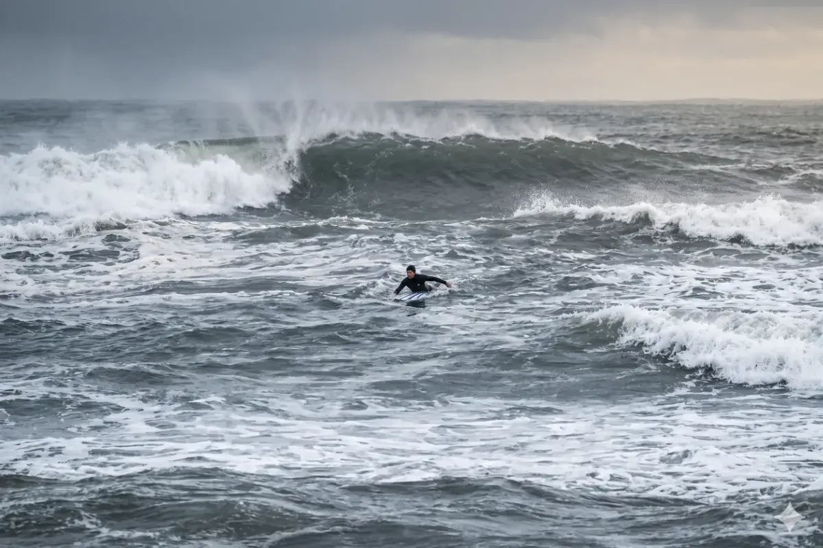 Ce surfeur a survécu à un courant massif grâce à un seul réflexe