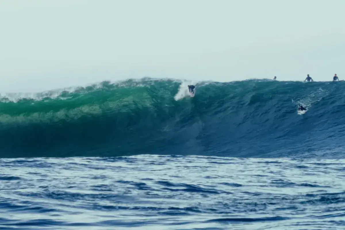 Ce surfeur français a dépensé toutes ses économies pour sauver l&rsquo;esprit du surf d&rsquo;autrefois