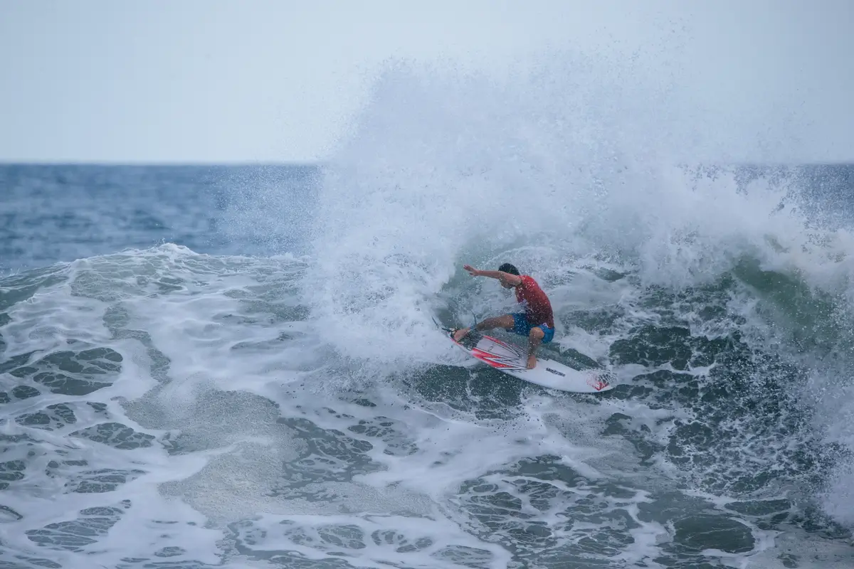 Surf City El Salvador Pro 2026 : Une entame électrique entre miracles et arbitrages houleux