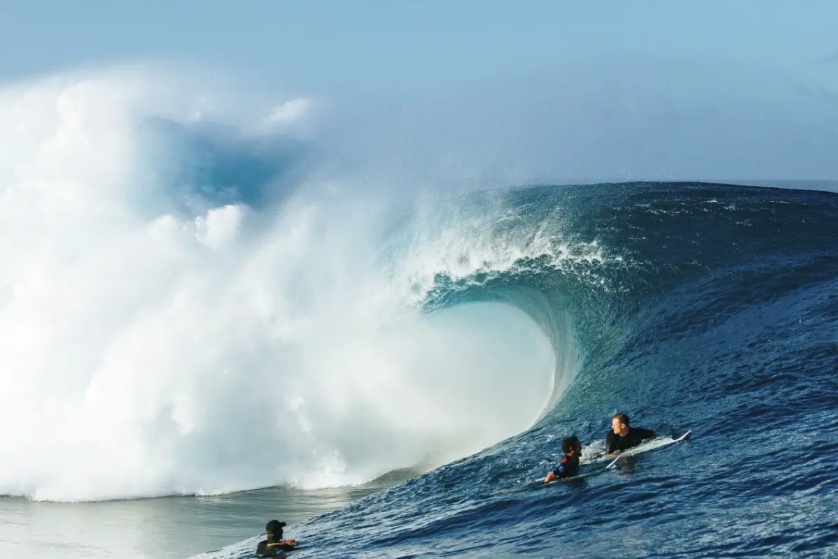 Le chaos des bateaux à Teahupoo : Matahi Drollet évite le pire de justesse