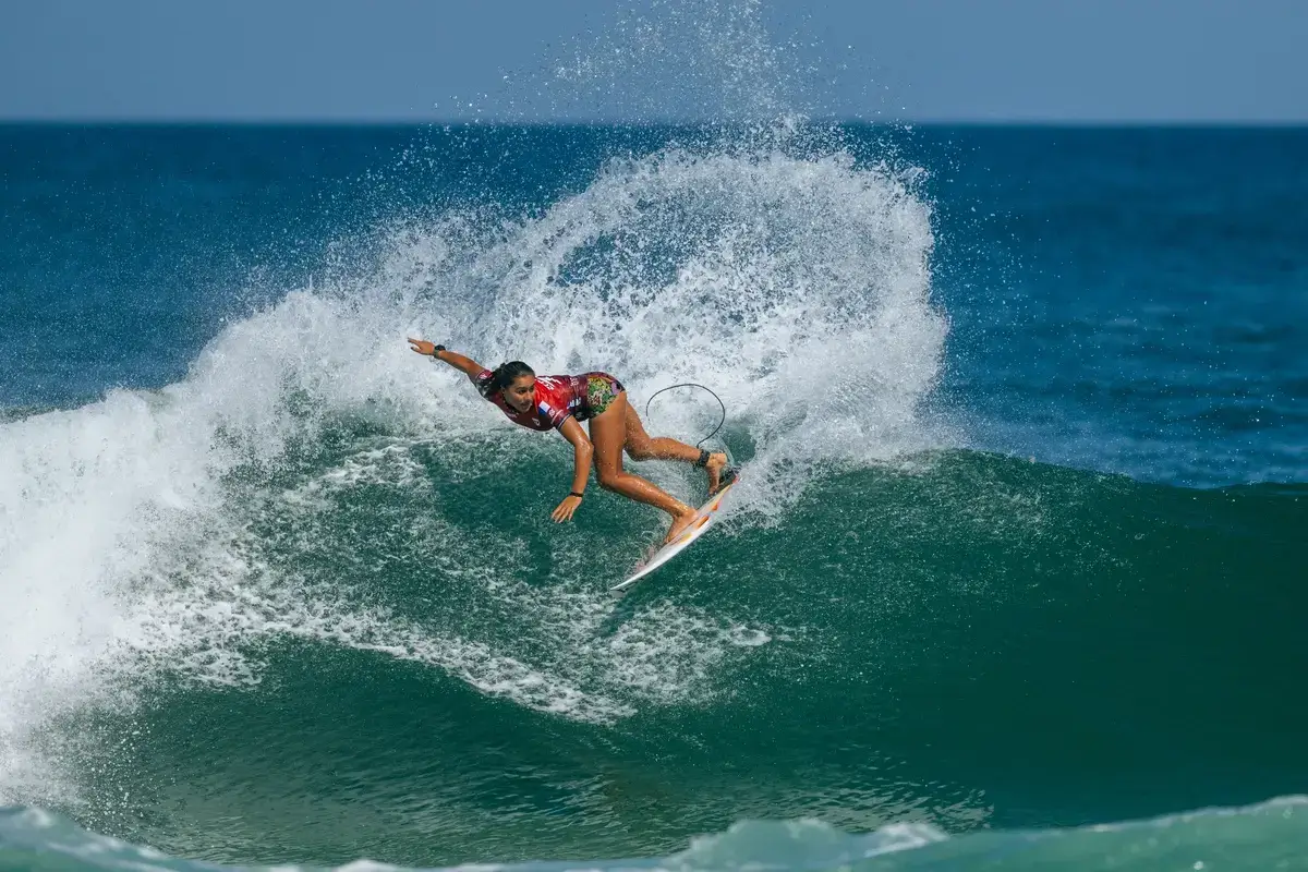 VIVO Rio Pro 2026 : Tya Zebrowski s’envole en finale, Kauli Vaast stoppé net par les juges