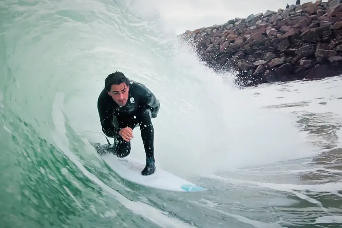 SEAFOAM : Le choc thermique de Gaspard Larsonneur entre tempêtes bretonnes et vagues marocaines