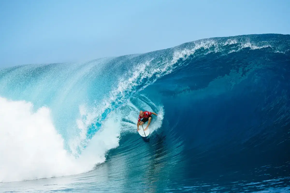 Kelly Slater de retour à Tahiti : Wildcard légendaire et vagues parfaites aux Trials