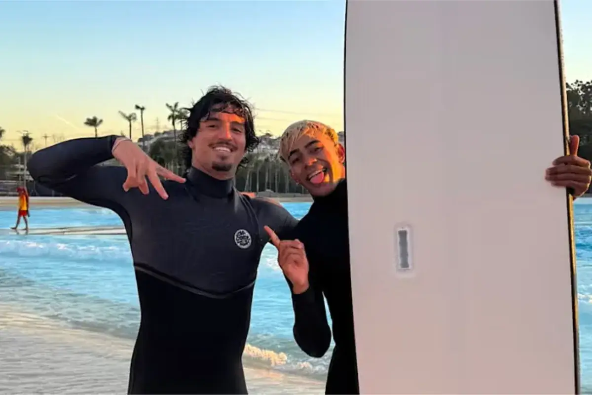 Quand Lamine Yamal lâche les crampons pour une session surf avec Gabriel Medina
