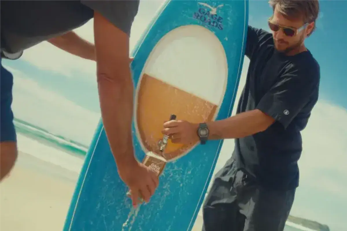 Une planche de surf transformée en distributeur de bière pression