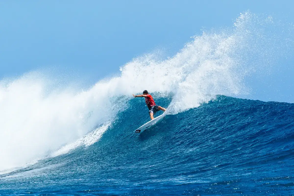 WSL Fiji Pro 2026 : Kauli Vaast élimine Crosby Colapinto avec maîtrise