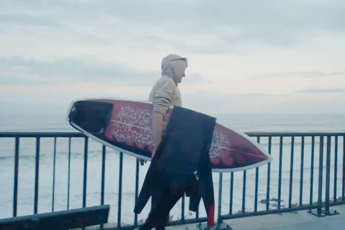 Ce surfeur prodige aurait pu dominer le World Tour, mais la rue en a décidé autrement