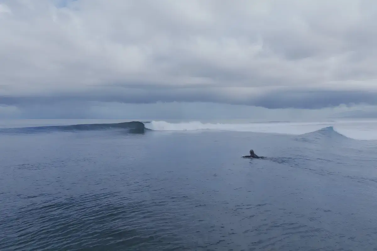 John John Florence déniche une droite vierge lors de son trip à la voile