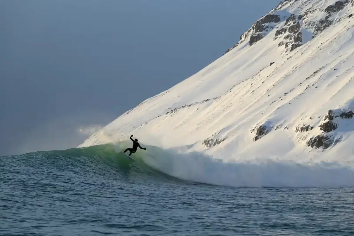 « Le Règne des neiges » : Lost in the Swell dévoile les images de sa nouvelle expédition extrême dans le Grand Nord